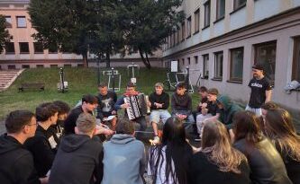 Opekačkou s diskotékou v našom školskom internáte za prítomnosti partnerskej školy z Jičína