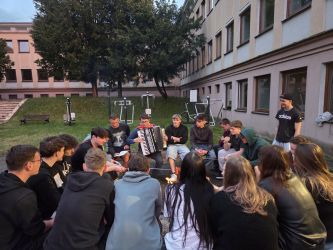 Opekačkou s diskotékou v našom školskom internáte za prítomnosti partnerskej školy z Jičína