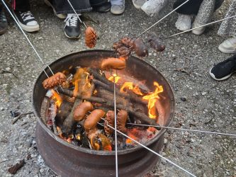 Zoznamovacia opekačka s diskotékou v školskom internáte